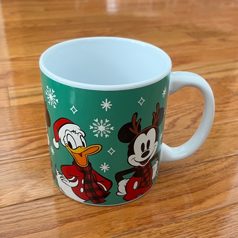 NWOT Disney Oversize Mickey Mouse and Friends Holiday Mug